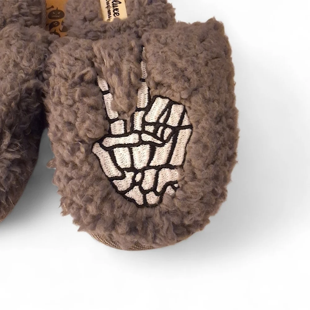Dluxe by Dearfoams Kids Skeleton Peace Sign Slippers Size 11/12